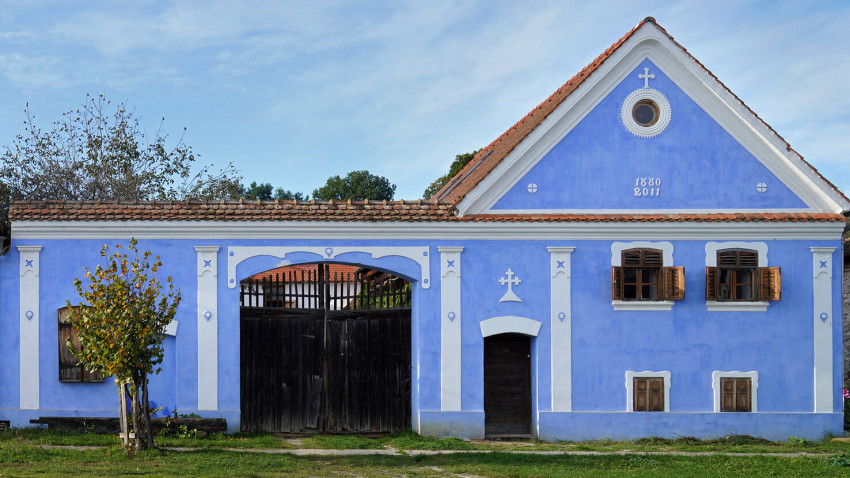 Din Berlin în satul caselor albastre din Făgăraș: trei artiste internaționale în rezidența Șona AIR 2025