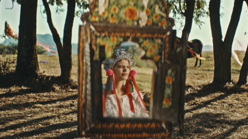 „CATANE”: de la scenariu multi-premiat la comedie cinematografică rafinată. Filmul iconic de debut semnat de Ioana Mischie va fi lansat în curând  în cinematografe. [Coming soon]