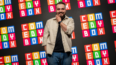 [Stand-up pe bune] Dragoș Mitran: Rom&acirc;nii r&acirc;d &icirc;n clipa &icirc;n care &icirc;nțeleg că povestea spusă pe scenă reflectă, &icirc;ntr-un fel, și realitatea din viața fiecăruia dintre ei
