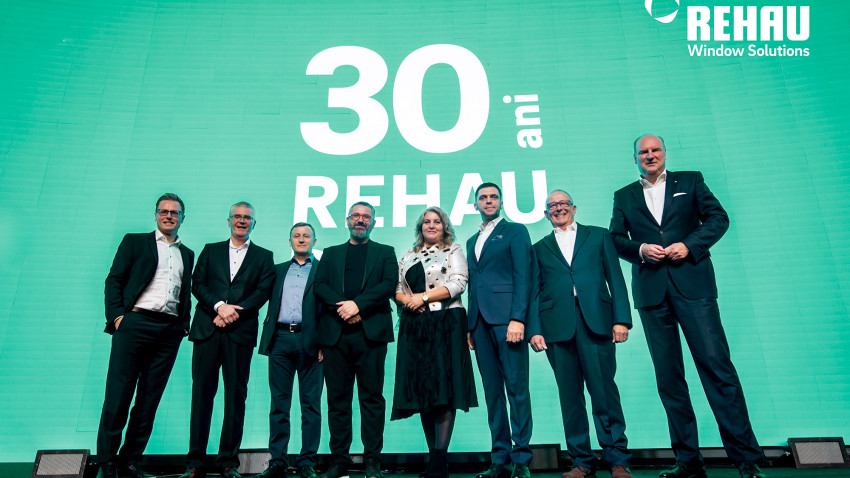 30 de ani de succes în România: REHAU Window Solutions sărbătorește aniversarea împreună cu clienții și partenerii și continuă să se extindă constant – în Europa și în întreaga lume