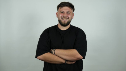 [Stand-up pe bune] Edi Rădoiu: &bdquo;Caterinca neaoșă&rdquo;, așa o numesc eu. Sunt fix rom&acirc;nul ăla plin de viață, care pățește doar necazuri, dar le depășește cu z&acirc;mbetul pe buze