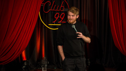 [Stand-up pe bune] Tudor Costina: Nu cred că există subiecte tabu. Comedia există tocmai pentru a provoca normele. Dar, personal, eu &icirc;ncerc să evit să fac glume care ar supăra un om rezonabil