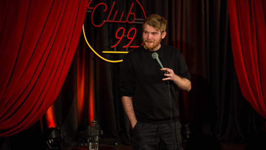[Stand-up pe bune] Tudor Costina: Nu cred că există subiecte tabu. Comedia există tocmai pentru a provoca normele. Dar, personal, eu încerc să evit să fac glume care ar supăra un om rezonabil