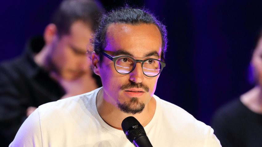 [Stand-up pe bune] Alexandru Minculescu: Educația este esențială pentru înțelegerea unor glume care depășesc “prima mâna”. Evitați consumul excesiv de tiktok!