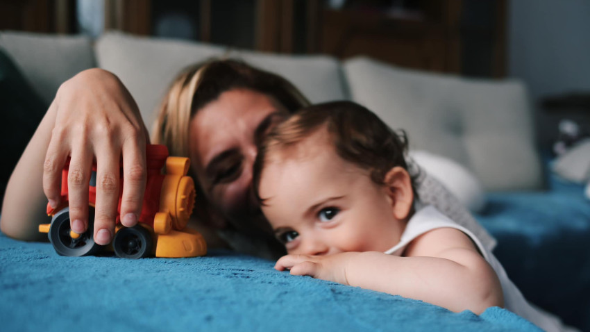 [Parenting creativ] Felicia Stoica: De la nașterea propriu-zisă și până acum am învățat că toate teoriile parentale se dezintegrează în contact cu realitatea — dar că poți reconstrui apoi