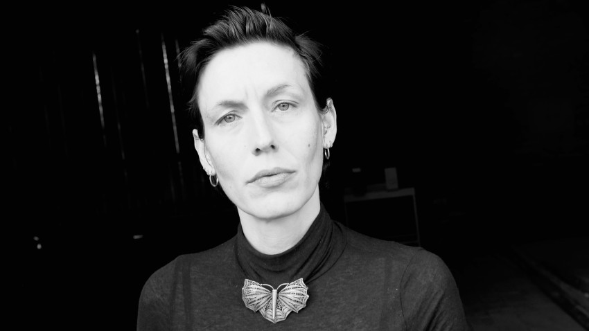 Katharina Ludwig: Sunt o scriitoare neurodivergentă și cu dizabilitate, așa că liniștea, pentru mine, nu există, nici în minte, nici în corp. Am învățat să lucrez cu acel tumult interior, uneori împotriva lui