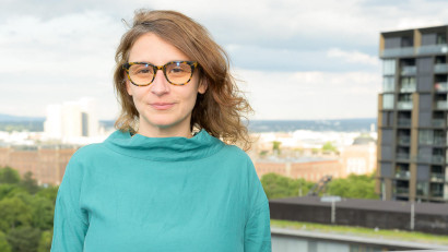 Luiza Vasiliu: Scrisul e puternic, dar nu &icirc;nvie oameni și nici nu-i &icirc;nsănătoșește. Uneori &icirc;mi vine să mă scuz că sunt și eu doar o jurnalistă