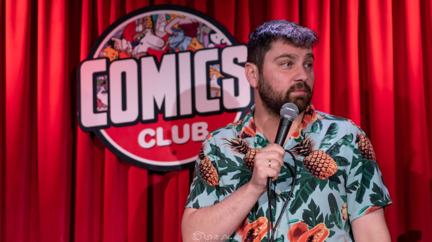 [Stand-up pe bune] Raul Gheba: Comedianții au luat locul comentatorilor politici. Suntem mai ascultați și mai trași la răspundere pentru ce spunem decât jurnaliști și oameni a căror treabă e pe bune asta