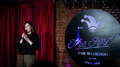 [Stand-up pe bune] Georgiana Anghel: Cred că umorul ar trebui să dezamorseze puțin lucrurile și să aducă &ldquo;părțile adverse&rdquo; la aceeași masă