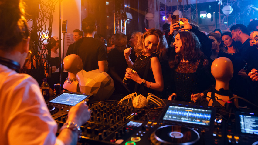 Black is the new orange: Popeyes a transformat Halloween-ul într-o experiență imersivă de brand cu Ghost Pepper și o petrecere dark & scary