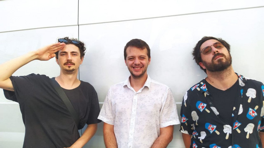 Pastila Roz: Viața în bulă cred că prezintă destule oportunități pentru satiră. E de ajuns și dacă ești mai la marginea ei, că vezi unde se poate sparge