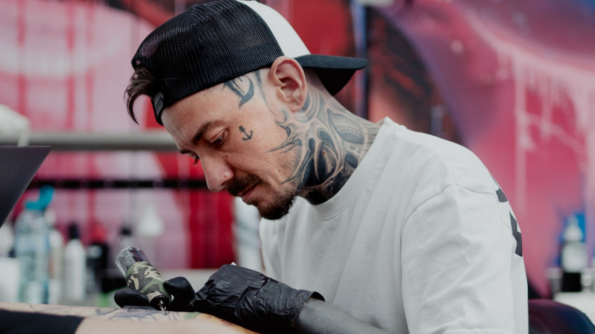 Tattoo Weirdly Wonderful. Dani Pralea: Rolul tatuajului este de a spune povești, personale sau colective și de a reflecta libertatea, emoțiile și convingerile fiecărei persoane