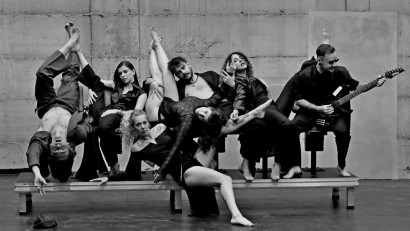 Teatrul Grivița 53 se inaugurează oficial.&nbsp;Premiera &bdquo;5+3=9&rdquo; deschide istoria artistică a primului teatru construit de la zero de comunitate &icirc;n ultimii 80 de ani