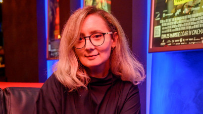 [Rewind &amp; Play] Anca Macoviciuc: Visez cu ochii deschiși la momentele &icirc;n care arta ar fi mult mai mult &icirc;n stradă, &icirc;n case, &icirc;n spații neconvenționale, &icirc;n feed-uri, nu doar pe pereții galeriilor cu explicații cartonate mici