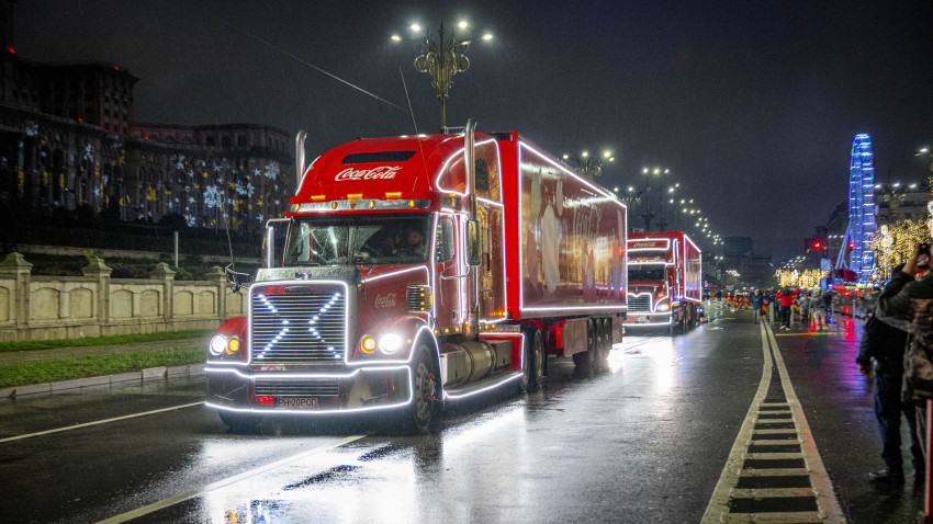 Godmother semnează creația și implementarea Caravanei Coca-Cola 2025 sub un nou concept - “Atelierele de Magie Coca-Cola”