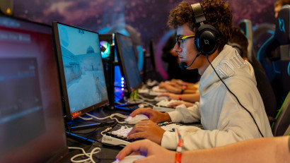 Preferințele de gaming ale jucătorilor rom&acirc;ni pentru 2026: monitoarele cu high refresh rate domină, iar brandurile care investesc &icirc;n gaming c&acirc;știgă mai multă &icirc;ncredere din partea gamerilor.&nbsp;Studiu realizat de AGON by AOC &icirc;n cadrul Gaming Marathon