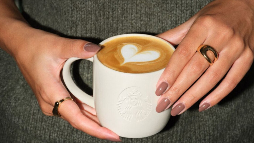 Dă tonul noului an cu băuturile Starbucks cu aromă de fistic