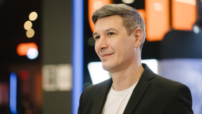 Radu Potcoavă: &bdquo;K&icirc;zim&rdquo; e foarte mult despre parenting. Despre asumare, despre a-ți lăsa copilul să cadă dacă din aceasta căzătură va &icirc;nvăța ceva ce &icirc;i va folosi &icirc;n viitor