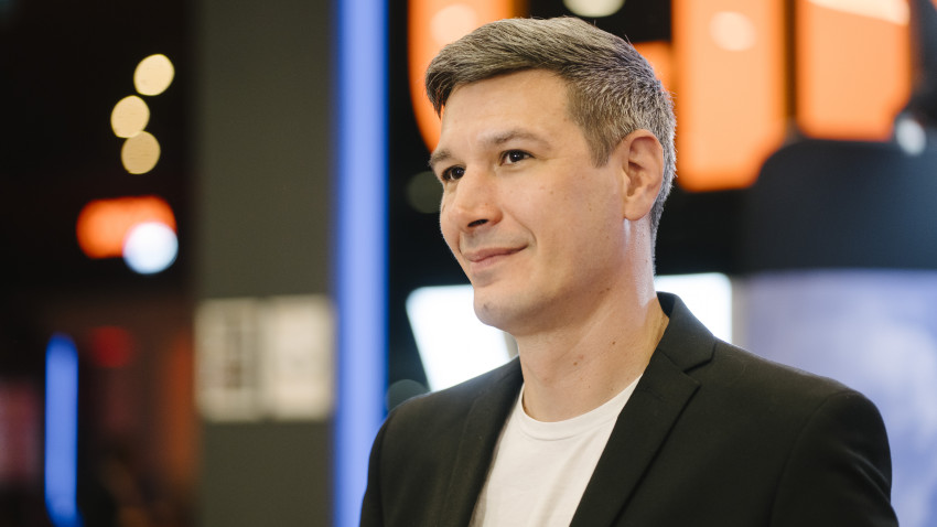 Radu Potcoavă: „Kîzim” e foarte mult despre parenting. Despre asumare, despre a-ți lăsa copilul să cadă dacă din aceasta căzătură va învăța ceva ce îi va folosi în viitor