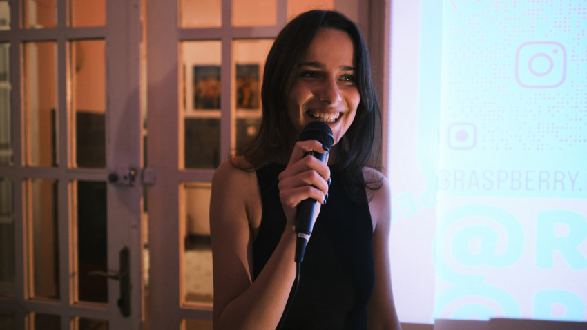 [De urmărit] Carla Boboc: Ideea de comunitate a devenit un lucru la care mă gândesc zilnic, nevoia de a fi văzut și ascultat, nu doar când apari lângă alții sau când vorbești, ci doar când exiști - pentru că toți existăm împreună