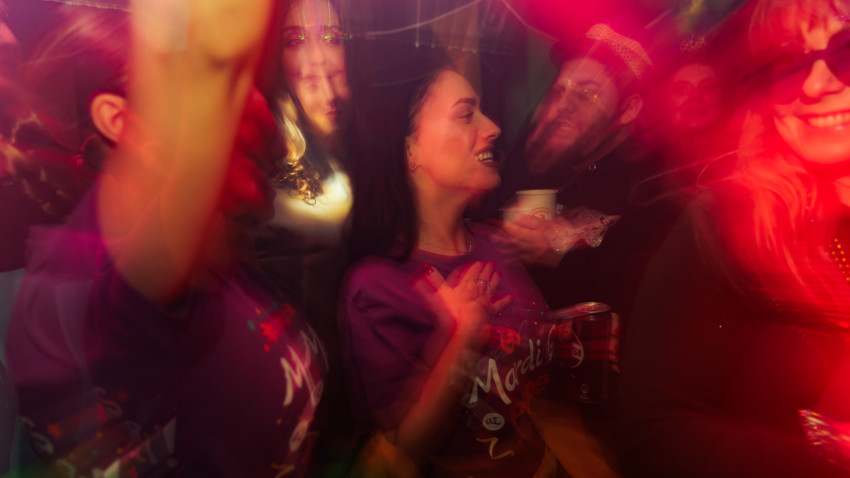 Popeyes aduce Mardi Gras în România: un Mystery Sandwich în ediție limitată și un Party Bus care a adus căldura din New Orleans la București