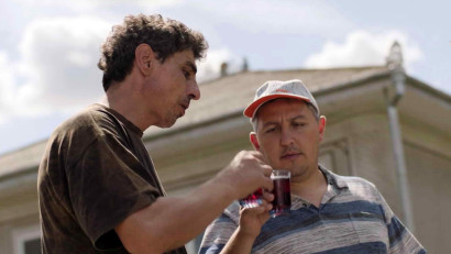 De vineri puteți vedea &icirc;n cinematografe HOTARUL, o comedie cu sc&acirc;ntei&nbsp;despre metri pătrați luați mult prea personal