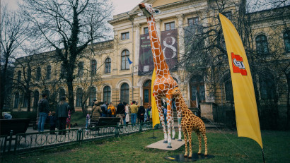 Girafa de la Muzeul Antipa și-a găsit un prieten. Parteneriatul dintre LEGO&reg; Rom&acirc;nia și Muzeul Național de Istorie Naturală &bdquo;Grigore Antipa&rdquo; celebrează prietenia și creativitatea