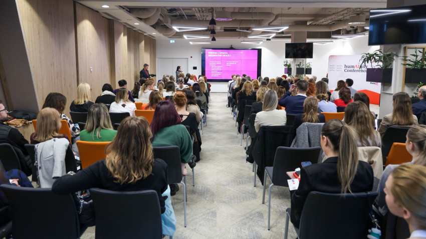 HumAInity 2026: Inteligența artificială nu înlocuiește omul, dar schimbă radical regulile jocului. 9% din populația României nu deține deloc competențe digitale