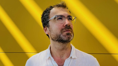 Dan Panaet: Indiferent ce scriu, iese tot ceva amuzant, pentru că-n direcția aia s-au format sensibilitatea mea și felul de a privi lumea