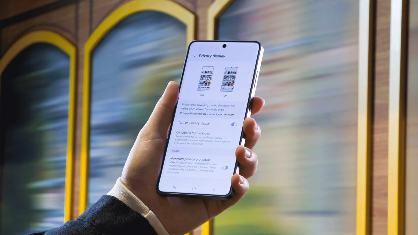 Peste jumătate dintre europeni recunosc că se uită la ecranul telefonului unui străin în public – aproape un sfert dintre ei făcând acest lucru din pură curiozitate