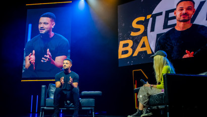 FOMO - The Festival Of Modern Owners lansează accesul la Mainstage: trei zile alături de unii dintre cei mai relevanți lideri globali ai momentului: Mika H&auml;kkinen, Chris Do, Codie Sanchez, Vishen Lakhiani