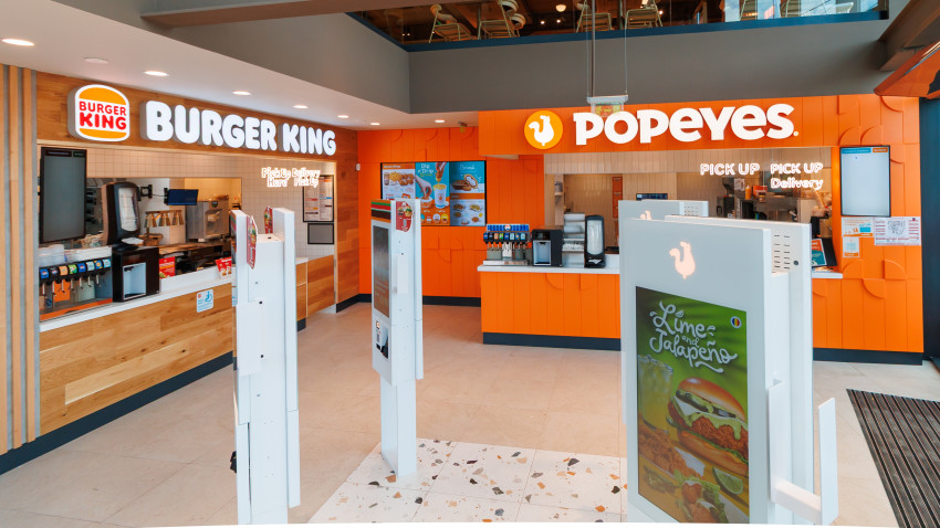Burger King și Popeyes deschid în București, în zona Răzoare, primul spațiu comun din România
