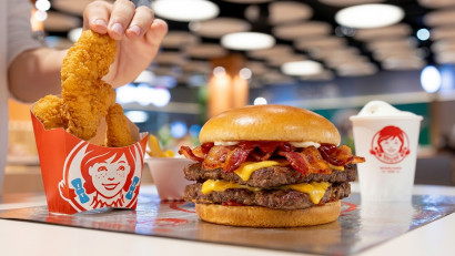 Wendy&rsquo;s Rom&acirc;nia marchează primul an pe piața locală, cu 8 milioane de euro investiți și peste 100 de locuri de muncă create &icirc;n 6 restaurante