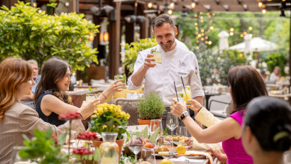 JW Marriott Bucharest Grand Hotel lansează The Long Garden Table la Olea, o experiență dedicată conexiunii și gastronomiei