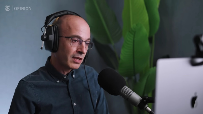 Yuval Noah Harari: Mă gândesc la revoluția AI ca la o mare imigrație. Imigranții nu sunt ființe umane fără viză venind cu o barcă, sunt entități AI venind cu viteza zborului