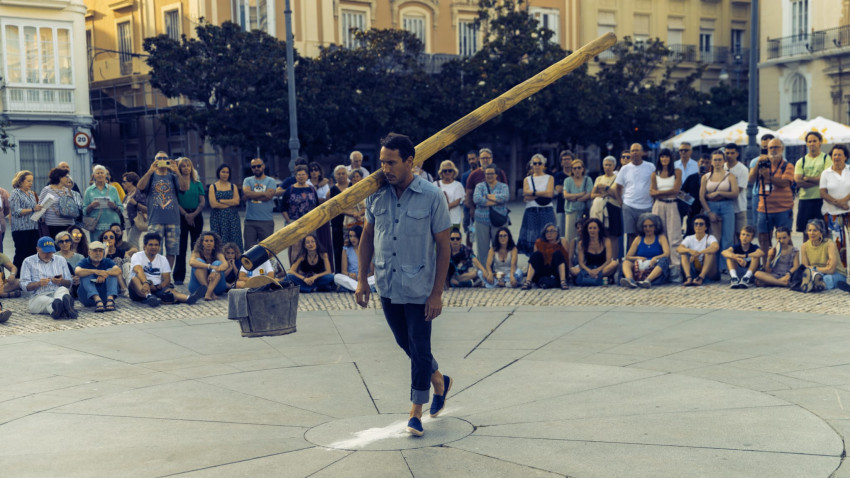 Joan Català Carrasco: Simțeam nevoia să creez ceva care să fie în același timp simplu și profund. Un fel de ritual în care un singur om începe de unul singur și ajunge să fie înconjurat de o comunitate