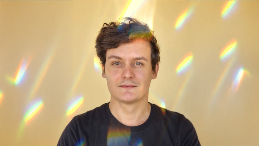 [AI & me] Alexandru Udrea: E foarte important să nu încercăm să fim perfecți, ci să ne dăm voie să facem greșeli și să fim cât mai spontani în ceea ce facem, mai ales pe partea creativă