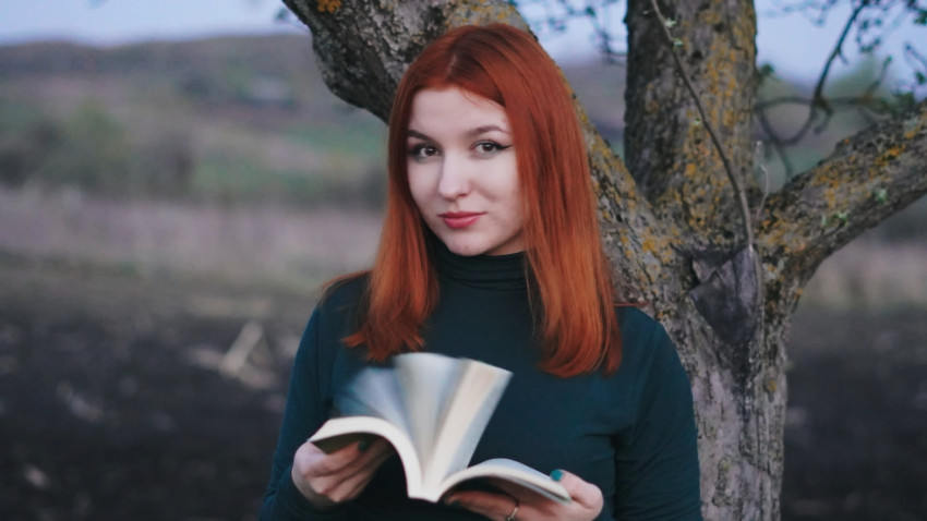 [BookFeed] Cristina Conea: Vlogul m-a ajutat mult să nu mă mai subestimez, să-mi îmbrățișez calitățile și să fac pace cu lucrurile pe care nu le pot controla
