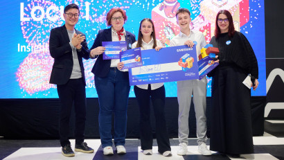 O brățară smart pentru elevii nevăzători a adus o echipă de liceeni din Satu Mare &icirc;n elita Europei. Povestea succesului susținut de Samsung
