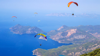 Fethiye, văzut de la 2.000 de metri: destinația din Turcia unde aventura &icirc;ncepe &icirc;n aer