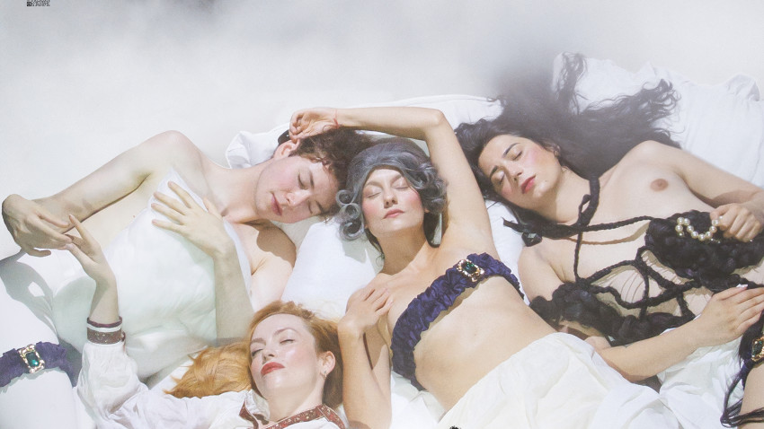 Teatrul Metropolis vă invită la premiera spectacolul „ORLANDO. O cameră doar a ei"