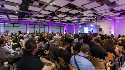 DevTalks Cluj-Napoca 2026 aduce &icirc;n prim-plan impactul inteligenței artificiale asupra viitorului tehnologiei.&nbsp;3 scene, 40+ speakeri și peste 2.500 de participanți la DevTalks Cluj-Napoca 2026