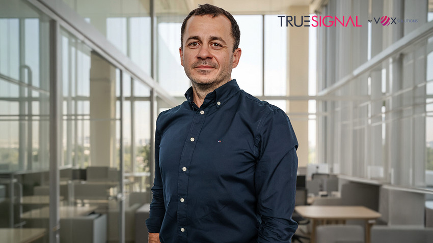 Tudor Mărășescu: Nu rezolvăm criza de atenție cu un algoritm mai bun. Prin TrueSignal schimbăm canalul și sursa de relevanță — semnale existente în ecosistemul telecom