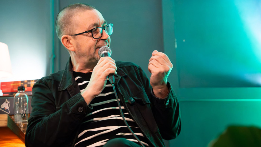Vasile Ernu: Moartea e privită ca un soi de barieră care ar trebui sărită sau măcar împinsă undeva departe. Asta face că totul să devină un soi de simulacru de viață